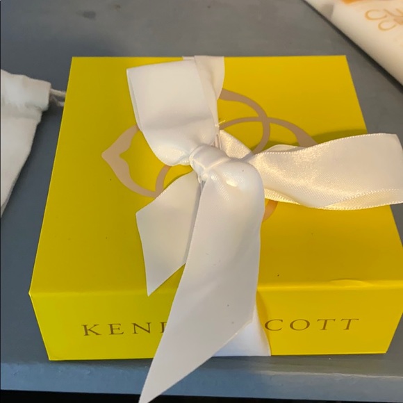 New Kendra Scott bracelet - Picture 2 of 2